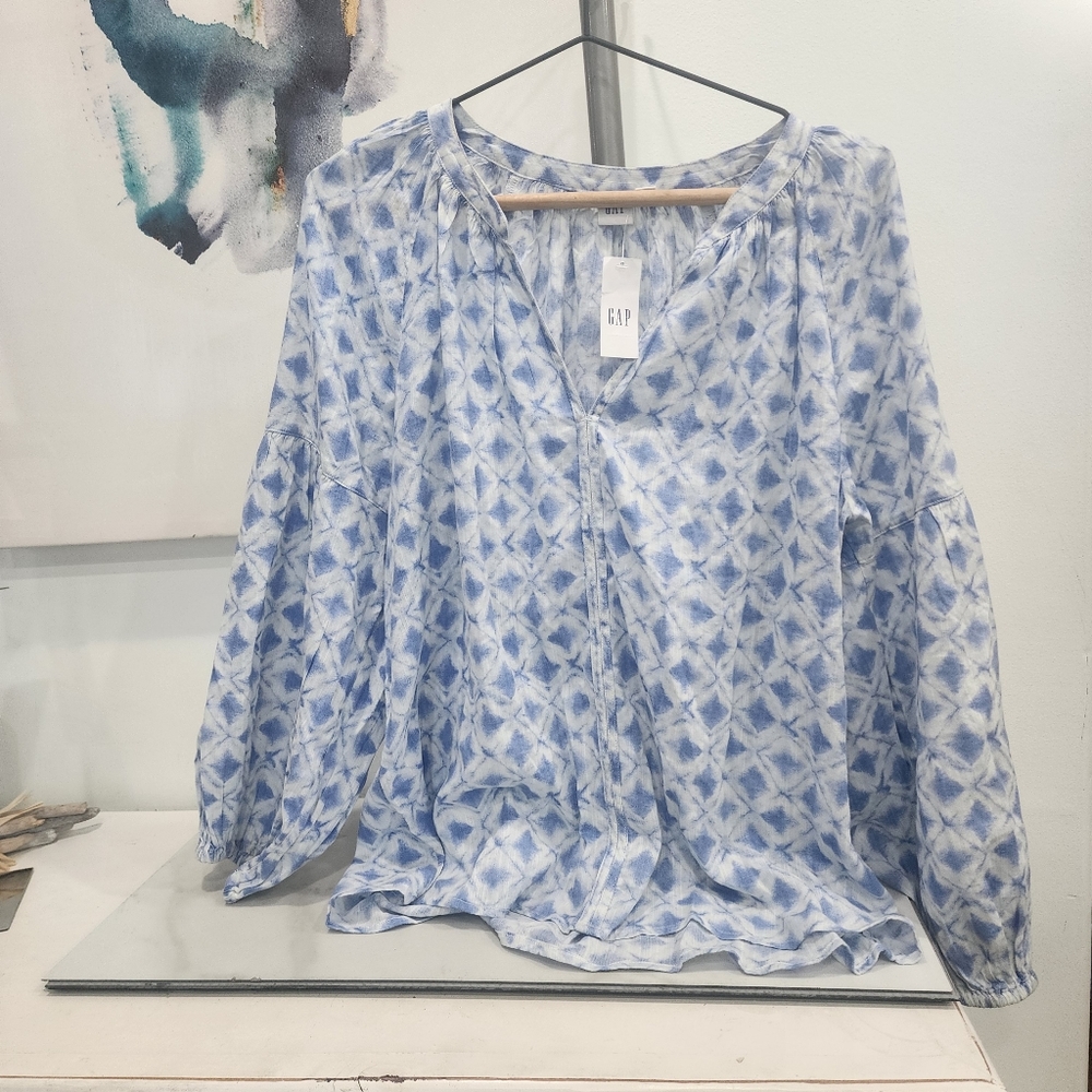 [ Gap] NEW WITH TAGS,size Large blue&white diamond like  pattern  v neck top.